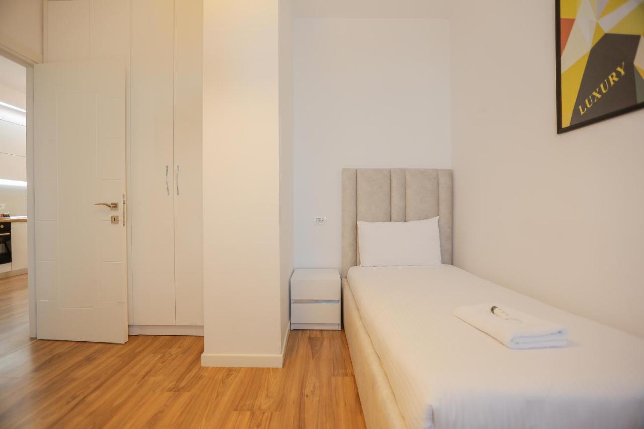 Miku Apartment-Sophisticated 2Bd Apartment At Taiwan Tirana Esterno foto